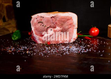 Bistecca di manzo crudo con costolette su sfondo nero Foto Stock