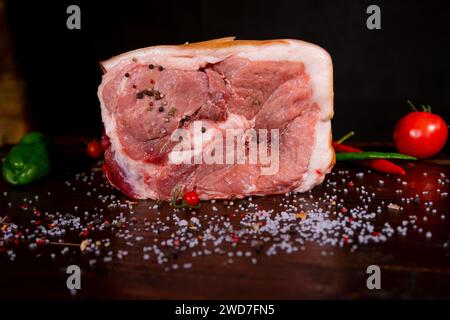 Bistecca di manzo crudo con costolette su sfondo nero Foto Stock