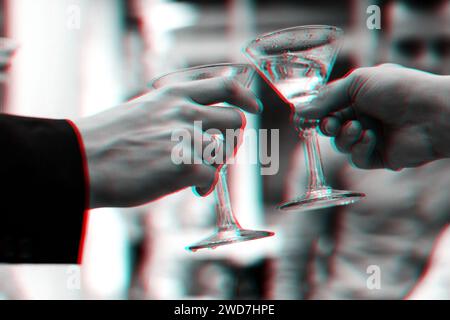 Bicchieri Martini nelle mani di celebrare la vacanza da vicino. Effetto glitch realtà virtuale 3D. Aggiunta di pellicola imitante a grana Foto Stock