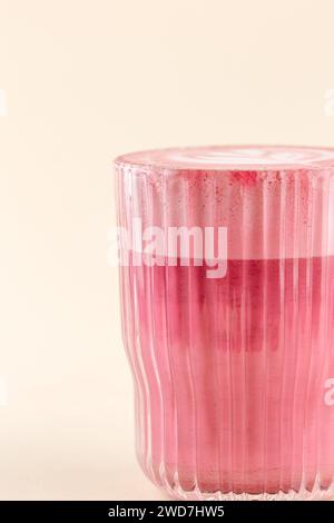 latte matcha rosa su una tazza su sfondo chiaro Foto Stock
