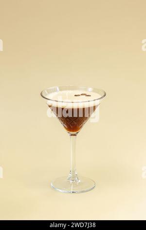 cocktail alcolico con caffè in un bicchiere Foto Stock