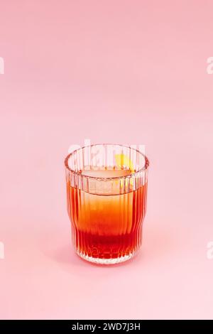 cocktail alcolico negroni in un bicchiere con ghiaccio Foto Stock