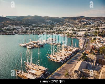 Porto di crociera di Bodrum, a sud-ovest del porto del mar Egeo. Una vista mozzafiato degli yacht a vela nel porto. Barche nella baia del tramonto. Barche a vela scena tramonto. Tramonto Foto Stock