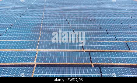 Pannello solare, fotovoltaico, fonte di energia elettrica alternativa. concetto di risorse sostenibili. Angolo elevato, vista rialzata dei pannelli solari su un'energia Foto Stock