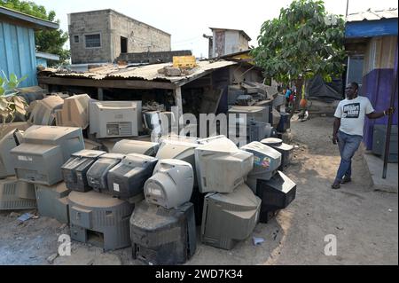 GHANA, GHANA, Accra tema, Ashaiman, raccolta rifiuti e riciclaggio, poiché il sito di scarico dei rifiuti elettronici di Agbogbloshie è stato chiuso dal governo nel 2022 il settore illegale dei rottami elettrici è diffuso in altri sobborghi di Accra / GHANA, Müllsammler und Recycling, da die berüchtigte Agbogbloshie Elektroschrotthalde 2022 von der Regierung geschlossen wurde, verlagert sich das Geschäft mit dem illegalen Elektromüll in andere Stadtteile von Accra Foto Stock