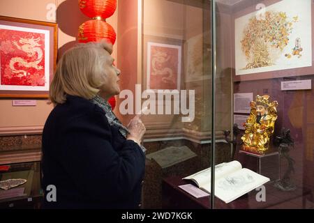 St Pietroburgo, Russia. 18 gennaio 2024. Una donna visita una mostra a tema drago a St. Pietroburgo, Russia, 18 gennaio 2024. Una mostra a tema drago si è tenuta nella chiesa russa di St Pietroburgo per dare il benvenuto all'imminente anno zodiacale cinese del Drago. Crediti: Irina Motina/Xinhua/Alamy Live News Foto Stock