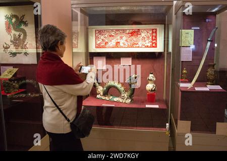 St Pietroburgo, Russia. 18 gennaio 2024. Una donna visita una mostra a tema drago a St. Pietroburgo, Russia, 18 gennaio 2024. Una mostra a tema drago si è tenuta nella chiesa russa di St Pietroburgo per dare il benvenuto all'imminente anno zodiacale cinese del Drago. Crediti: Irina Motina/Xinhua/Alamy Live News Foto Stock