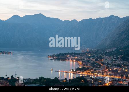 Baia di Cattaro al tramonto - Montenegro. Foto Stock