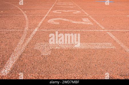 I numeri sulla superficie rossa di una pista da corsa Foto Stock