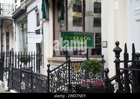 Negozio Poole and Co; negozio Norton & Sons; negozi di sartoria per gentiluomini con vetrina tradizionale su Savile Row, Londra, Regno Unito. (137) Foto Stock