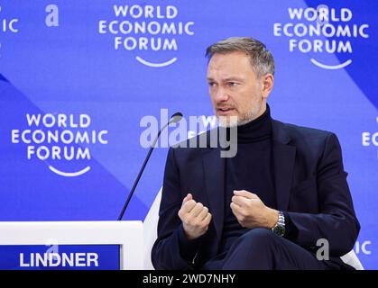 Davos, Svizzera. 19 gennaio 2024. Christian Lindner (FDP), ministro federale delle finanze, interviene a un evento del Forum economico mondiale (WEF). L'incontro annuale del World Economic Forum è considerato uno dei più importanti incontri per i politici, i top manager e gli scienziati. I dibattiti e le riunioni riservate si concentrano sulle soluzioni alle sfide globali. Credito: Hannes P Albert/dpa/Alamy Live News Foto Stock