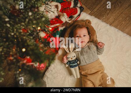 il primo natale del bambino, l'albero di natale a casa Foto Stock