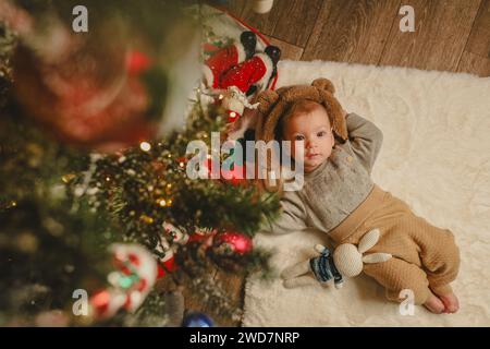 il primo natale del bambino, l'albero di natale a casa Foto Stock