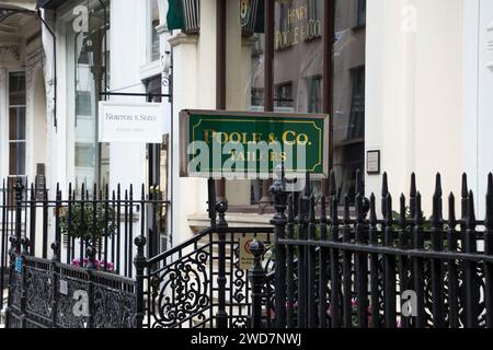Negozio Poole and Co; negozio Norton & Sons; negozi di sartoria per gentiluomini con vetrina tradizionale su Savile Row, Londra, Regno Unito. (137) Foto Stock