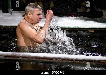 Mosca, Russia. 18 gennaio 2024. Un uomo fa un tuffo nell'acqua ghiacciata durante la celebrazione dell'Epifania ortodossa a Mosca, in Russia, 18 gennaio 2024. Crediti: Alexander Zemlianichenko Jr/Xinhua/Alamy Live News Foto Stock