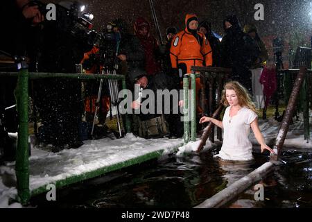 Mosca, Russia. 18 gennaio 2024. Una donna fa un tuffo nell'acqua ghiacciata durante la celebrazione dell'Epifania ortodossa a Mosca, in Russia, 18 gennaio 2024. Crediti: Alexander Zemlianichenko Jr/Xinhua/Alamy Live News Foto Stock