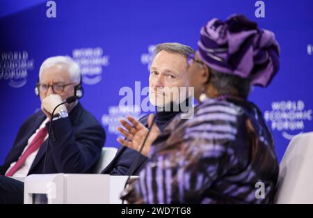 Davos, Svizzera. 19 gennaio 2024. Christian Lindner (FDP), ministro federale delle finanze, partecipa a un evento al World Economic Forum (WEF). L'incontro annuale del World Economic Forum è considerato uno dei più importanti incontri per i politici, i top manager e gli scienziati. I dibattiti e le riunioni riservate si concentrano sulle soluzioni alle sfide globali. Credito: Hannes P. Albert/dpa/Alamy Live News Foto Stock