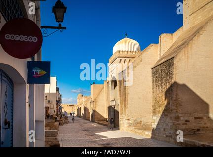 La grande Moschea di Kairouan, o Moschea di Uqba, a Kairouan, in Tunisia. La moschea risale al VII secolo, è la più antica in Africa ed è nell'UNES Foto Stock