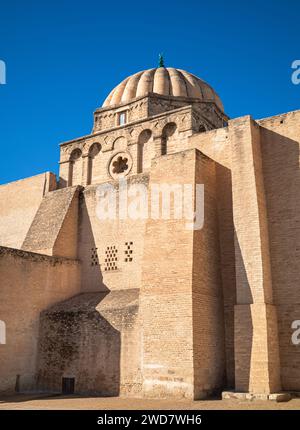 Una cupola sulla grande Moschea di Kairouan, o Moschea di Uqba, a Kairouan, in Tunisia. La moschea risale al VII secolo, è la più antica in Africa e sono io Foto Stock