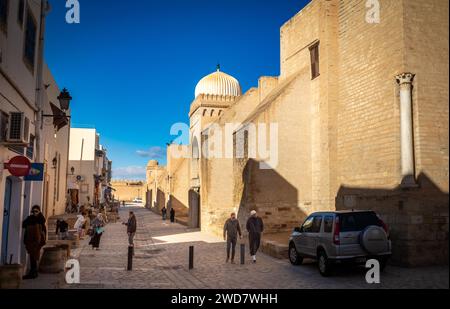 La grande Moschea di Kairouan, o Moschea di Uqba, a Kairouan, in Tunisia. La moschea risale al VII secolo, è la più antica in Africa ed è nell'UNES Foto Stock