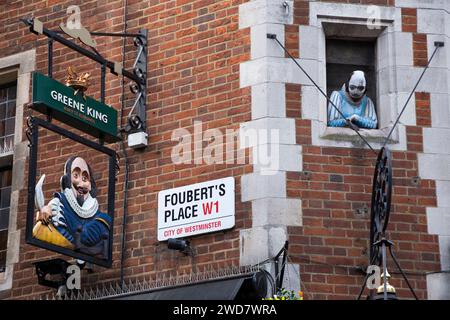 Angolo esterno all'esterno del dettaglio di Shakespeare nel pub/pub Shakespeare Head (di proprietà del birrificio Greene King) a Soho, Londra, Regno Unito. (137) Foto Stock