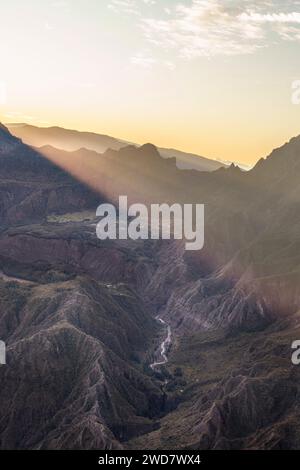 Una vista del Mafate cirque, dal punto panoramico di Maido, nella splendida luce dell'alba. La Rivière de Trois-Roches è visibile, e il col du Taibit Foto Stock