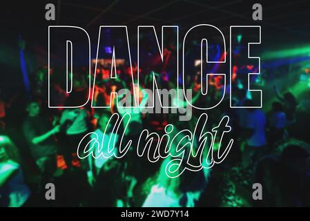 Inscription Dance All Night sullo sfondo di sagome sfocate delle persone in un nightclub Foto Stock