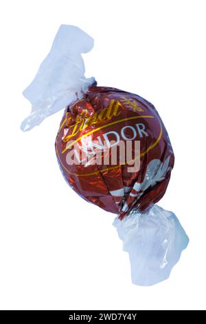 Cioccolato alle nocciole Lindt Lindor isolato su sfondo bianco Foto Stock