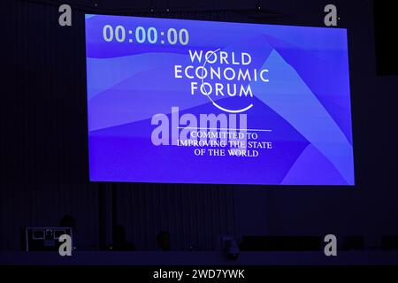 Davos, Svizzera. 19 gennaio 2024. Visualizzazione di un monitor con un tempo trascorso. È l'ultimo giorno del Forum economico mondiale (WEF). L'incontro annuale del World Economic Forum è considerato uno dei più importanti incontri per politici, top manager e scienziati di alto livello. I dibattiti e le riunioni riservate si concentrano sulle soluzioni alle sfide globali. Credito: Hannes P Albert/dpa/Alamy Live News Foto Stock