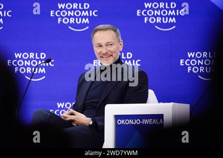 Davos, Svizzera. 19 gennaio 2024. Christian Lindner (FDP), ministro federale delle finanze, partecipa a un evento al World Economic Forum (WEF). L'incontro annuale del World Economic Forum è considerato uno dei più importanti incontri per i politici, i top manager e gli scienziati. I dibattiti e le riunioni riservate si concentrano sulle soluzioni alle sfide globali. Credito: Hannes P. Albert/dpa/Alamy Live News Foto Stock