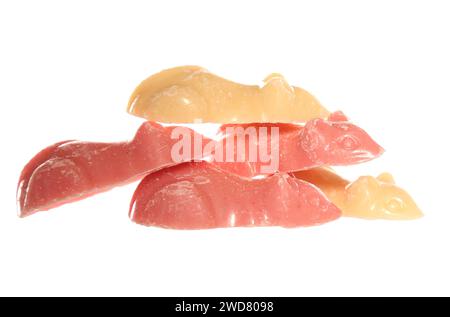 Pila di dolci di topi di cioccolato bianco e rosa isolati su uno sfondo bianco Foto Stock