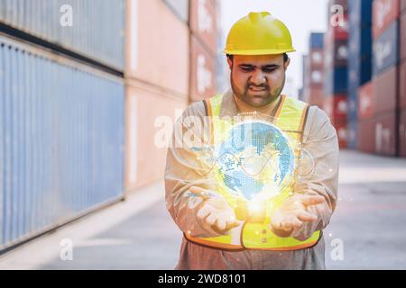Ingegnere indiano dipendente maschile che cerca un concetto di business globale digitale a portata di mano per una facile gestione dei container, trasporto e spedizione in tutto il mondo Foto Stock