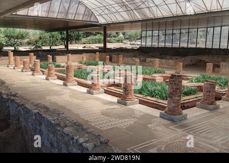 Casa delle fontane. Elementi storici trovati nel sito in lavori archeologici. Immagine delle rovine romane di Conimbriga, Portogallo. Foto Stock