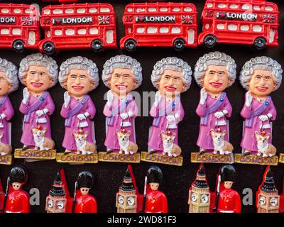 Souvenir della regina Elisabetta II e di altri simboli iconici di Londra, Londra, Regno Unito Foto Stock