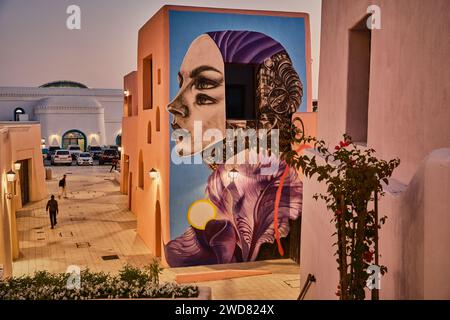 Porto di Doha (Mina District) a Doha, Qatar pomeriggio girato durante la festa nazionale del Qatar e il festival invernale che mostra arte di strada (graffiti) Foto Stock