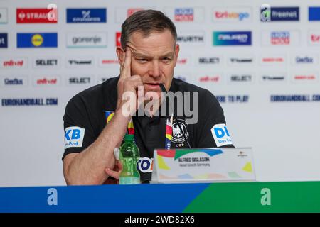 19.01.2024, Lanxess Arena, Koeln, GER, EHF Euro 2024, uomini, Hauptrunde Koeln, 1. Spieltag, Deutschland (GER) vs. Island (ISL), im Bild: Alfred Gislason Headcoach/Trainer (GER), Pressekonferenz (PK) nach dem Spiel, foto © nordphoto GmbH/Meuter Foto Stock