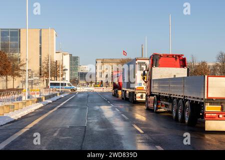 Speditionen und Landwirte protestieren im Berliner Regierungsviertel gegen die Sparmassnahmen der Bundesregierung. 19.012024, Berlin, GER - LKW am Bundeskanzleramt., Berlin Berlin Deutschland, DEU Bundeskanzleramt *** gli spedizionieri e gli agricoltori protestano nel distretto del governo berlinese contro le misure di austerità dei governi federali 19 012024, Berlin, GER Truck presso la Cancelleria federale di Berlino Germania, DEU Foto Stock