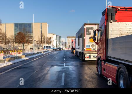 Speditionen und Landwirte protestieren im Berliner Regierungsviertel gegen die Sparmassnahmen der Bundesregierung. 19.012024, Berlin, GER - LKW am Bundeskanzleramt., Berlin Berlin Deutschland, DEU Bundeskanzleramt *** gli spedizionieri e gli agricoltori protestano nel distretto del governo berlinese contro le misure di austerità dei governi federali 19 012024, Berlin, GER Truck presso la Cancelleria federale di Berlino Germania, DEU Foto Stock