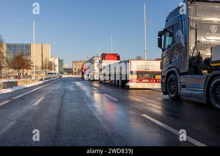 Speditionen und Landwirte protestieren im Berliner Regierungsviertel gegen die Sparmassnahmen der Bundesregierung. 19.012024, Berlin, GER - LKW am Bundeskanzleramt., Berlin Berlin Deutschland, DEU Bundeskanzleramt *** gli spedizionieri e gli agricoltori protestano nel distretto del governo berlinese contro le misure di austerità dei governi federali 19 012024, Berlin, GER Truck presso la Cancelleria federale di Berlino Germania, DEU Foto Stock