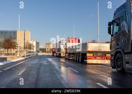 Speditionen und Landwirte protestieren im Berliner Regierungsviertel gegen die Sparmassnahmen der Bundesregierung. 19.012024, Berlin, GER - LKW am Bundeskanzleramt., Berlin Berlin Deutschland, DEU Bundeskanzleramt *** gli spedizionieri e gli agricoltori protestano nel distretto del governo berlinese contro le misure di austerità dei governi federali 19 012024, Berlin, GER Truck presso la Cancelleria federale di Berlino Germania, DEU Foto Stock