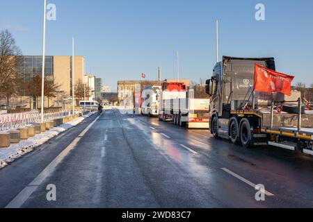 Speditionen und Landwirte protestieren im Berliner Regierungsviertel gegen die Sparmassnahmen der Bundesregierung. 19.012024, Berlin, GER - LKW am Bundeskanzleramt., Berlin Berlin Deutschland, DEU Bundeskanzleramt *** gli spedizionieri e gli agricoltori protestano nel distretto del governo berlinese contro le misure di austerità dei governi federali 19 012024, Berlin, GER Truck presso la Cancelleria federale di Berlino Germania, DEU Foto Stock