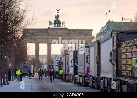 Speditionen und Landwirte protestieren im Berliner Regierungsviertel gegen die Sparmassnahmen der Bundesregierung. 19.012024, Berlin, GER - LKW am Brandenburger Tor., Berlin Berlin Berlin Deutschland, DEU Brandenburger Tor *** spedizionieri e agricoltori protestano nel distretto di Berlins contro le misure di austerità dei governi federali 19 012024, Berlin, GER Truck at Brandenburger Gate , Berlin Berlin Germany, DEU Brandenburger Tor Foto Stock