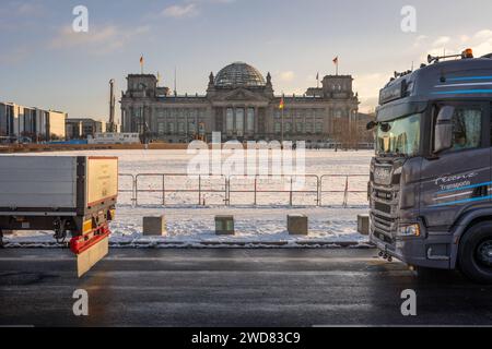 Speditionen und Landwirte protestieren im Berliner Regierungsviertel gegen die Sparmassnahmen der Bundesregierung. 19.012024, Berlin, GER - LKW am Reichstag., Berlin Berlin Berlin Deutschland, DEU Reichstag *** Trucking Companies and Farmers protestano nel distretto del governo berlinese contro le misure di austerità dei governi federali 19 012024, Berlin, GER Truck at the Reichstag , Berlin Germania, DEU Reichstag Foto Stock