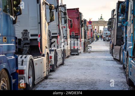 Speditionen und Landwirte protestieren im Berliner Regierungsviertel gegen die Sparmassnahmen der Bundesregierung. 19.012024, Berlin, GER - LKW und Demonstrierende am Brandenburger Tor., Berlin Berlin Deutschland, DEU Brandenburger Tor *** gli spedizionieri e gli agricoltori protestano nel distretto di Berlins contro le misure di austerità dei governi federali 19 012024, Berlino, GER Trucks e manifestanti alla porta di Brandeburgo , Berlino Germania, DEU Brandenburger Tor Foto Stock