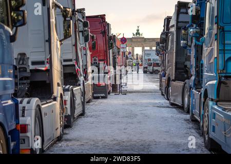 Speditionen und Landwirte protestieren im Berliner Regierungsviertel gegen die Sparmassnahmen der Bundesregierung. 19.012024, Berlin, GER - LKW und Demonstrierende am Brandenburger Tor., Berlin Berlin Deutschland, DEU Brandenburger Tor *** gli spedizionieri e gli agricoltori protestano nel distretto di Berlins contro le misure di austerità dei governi federali 19 012024, Berlino, GER Trucks e manifestanti alla porta di Brandeburgo , Berlino Germania, DEU Brandenburger Tor Foto Stock