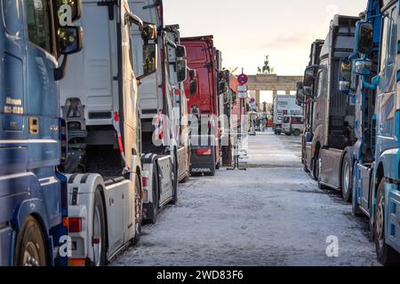 Speditionen und Landwirte protestieren im Berliner Regierungsviertel gegen die Sparmassnahmen der Bundesregierung. 19.012024, Berlin, GER - LKW und Demonstrierende am Brandenburger Tor., Berlin Berlin Deutschland, DEU Brandenburger Tor *** gli spedizionieri e gli agricoltori protestano nel distretto di Berlins contro le misure di austerità dei governi federali 19 012024, Berlino, GER Trucks e manifestanti alla porta di Brandeburgo , Berlino Germania, DEU Brandenburger Tor Foto Stock