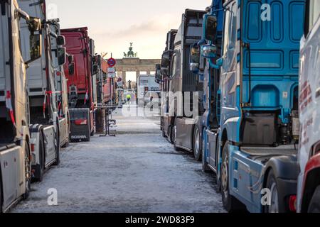 Speditionen und Landwirte protestieren im Berliner Regierungsviertel gegen die Sparmassnahmen der Bundesregierung. 19.012024, Berlin, GER - LKW und Demonstrierende am Brandenburger Tor., Berlin Berlin Deutschland, DEU Brandenburger Tor *** gli spedizionieri e gli agricoltori protestano nel distretto di Berlins contro le misure di austerità dei governi federali 19 012024, Berlino, GER Trucks e manifestanti alla porta di Brandeburgo , Berlino Germania, DEU Brandenburger Tor Foto Stock