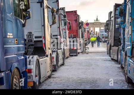 Speditionen und Landwirte protestieren im Berliner Regierungsviertel gegen die Sparmassnahmen der Bundesregierung. 19.012024, Berlin, GER - LKW und Demonstrierende am Brandenburger Tor., Berlin Berlin Deutschland, DEU Brandenburger Tor *** gli spedizionieri e gli agricoltori protestano nel distretto di Berlins contro le misure di austerità dei governi federali 19 012024, Berlino, GER Trucks e manifestanti alla porta di Brandeburgo , Berlino Germania, DEU Brandenburger Tor Foto Stock