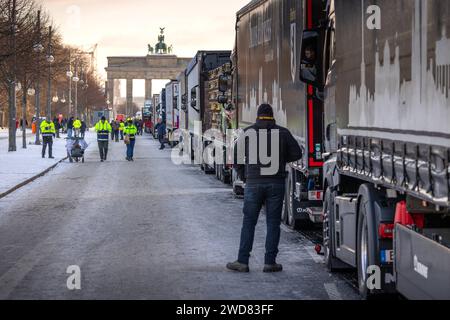 Speditionen und Landwirte protestieren im Berliner Regierungsviertel gegen die Sparmassnahmen der Bundesregierung. 19.012024, Berlin, GER - LKW und Demonstrierende am Brandenburger Tor., Berlin Berlin Deutschland, DEU Brandenburger Tor *** gli spedizionieri e gli agricoltori protestano nel distretto di Berlins contro le misure di austerità dei governi federali 19 012024, Berlino, GER Trucks e manifestanti alla porta di Brandeburgo , Berlino Germania, DEU Brandenburger Tor Foto Stock