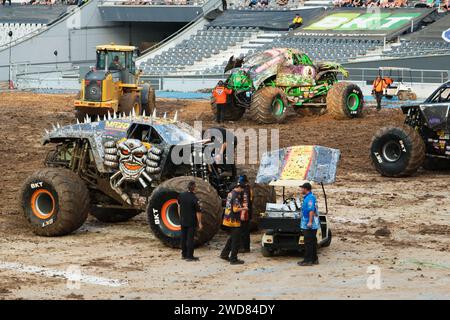 Il cofano del Mostertruck di Max-D si è staccato durante le prestazioni. Provincia di Buenos Aires, Argentina, Monster Jam 16.12.2023 Foto Stock